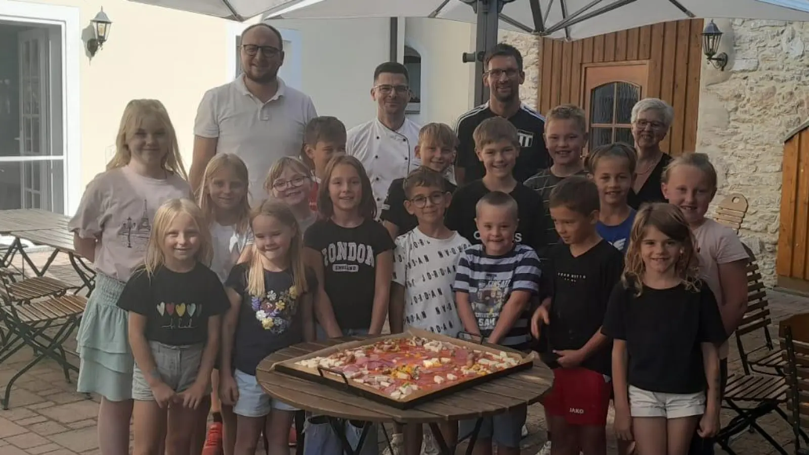 Im Bild die erfolgreichen Pizzabäckerinnen und -bäcker nebst hinten von links: Markus Wenisch, Wirt Andreas Neumann, Wolfgang Pötzl, Anni Kreuzer. (Bild: Gerald Härtl)