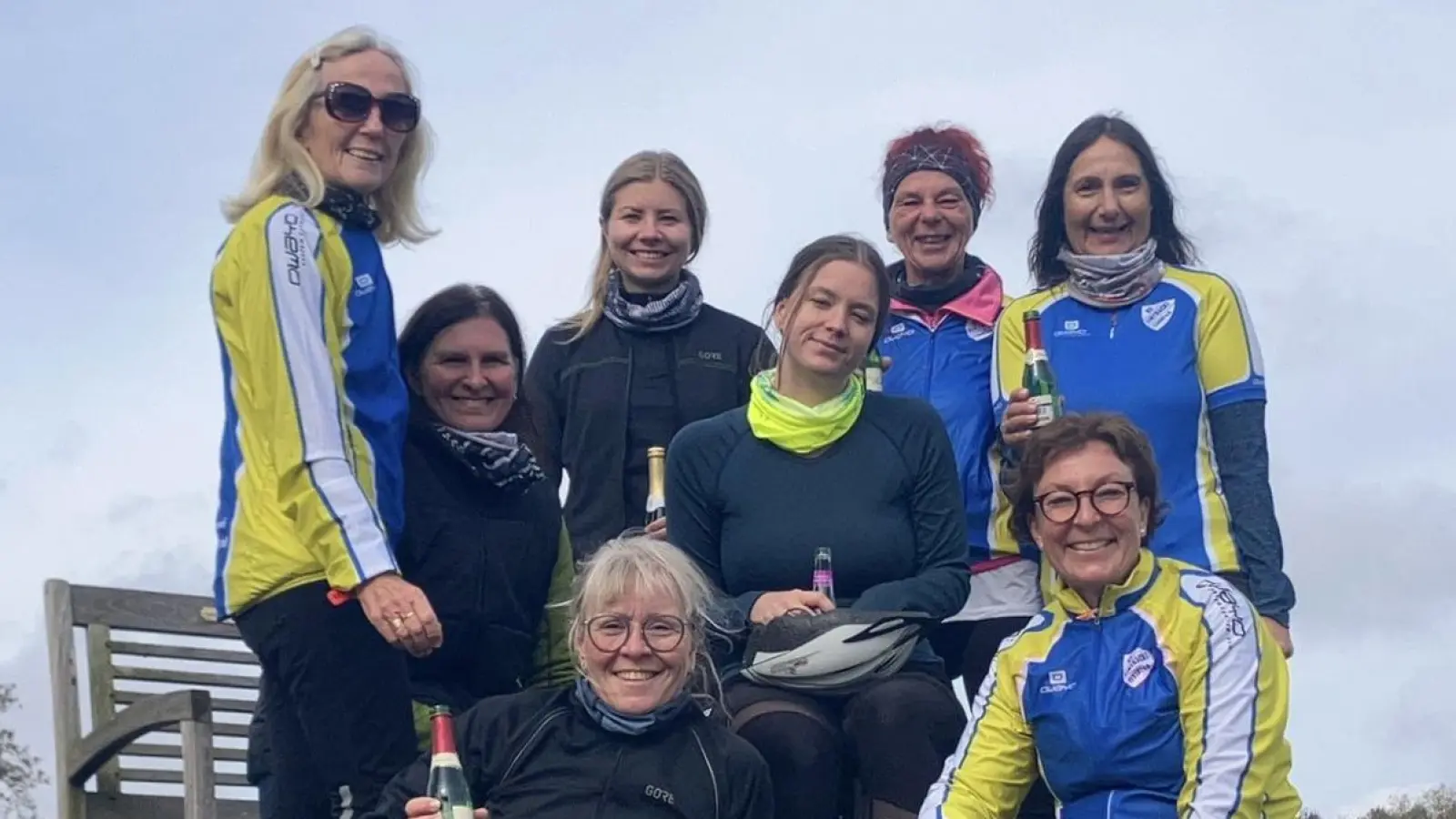 Kleine Pause für die Radlerinnen am Seeufer (Bild: Alex Götz)