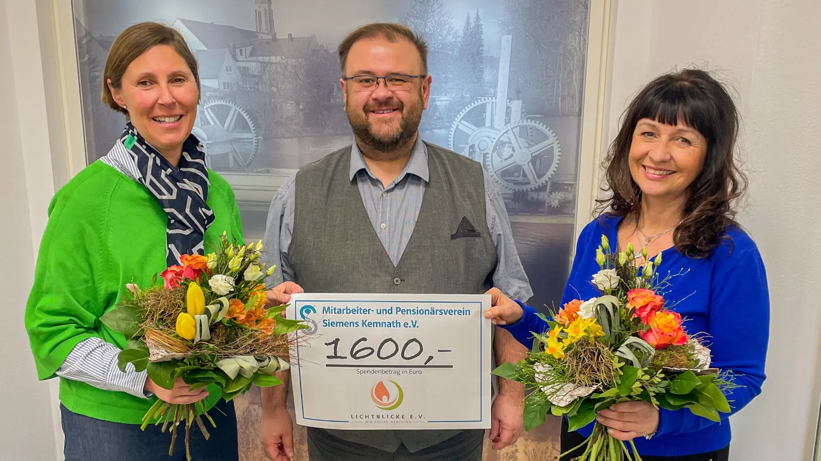 Strahlende Gesichter bei der Spendenübergabe: Gabriele Scherl (rechts) und Hans Walter vom Mitarbeiter- und Pensionärsverein Siemens überreichen Viola Vogelsang-Reichl von der Aktion „Lichtblicke” die gesammelten Spenden und den Erlös der Weihnachtsbude. (Bild: Johann Walter)