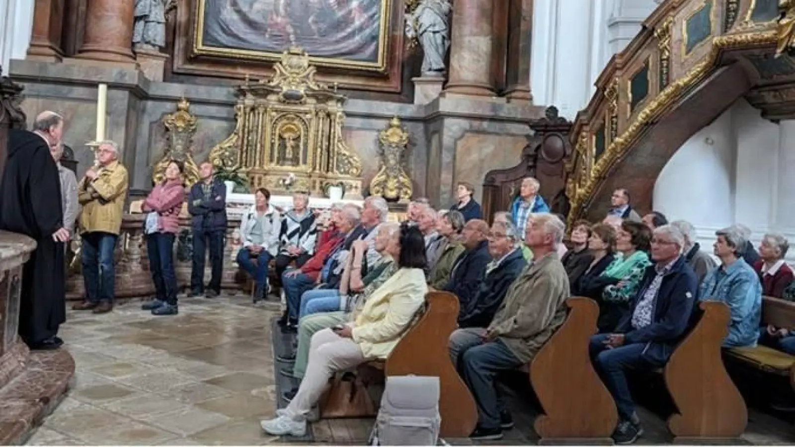 Kompetent, unterhaltsam und mit humorvollen Details versehen führte Altabt Gregor (links) die Teilnehmenden der Fahrt des Männervereins durch die barocke Klosterkirche in Rohr.  (Bild: Walter Elberskirch)