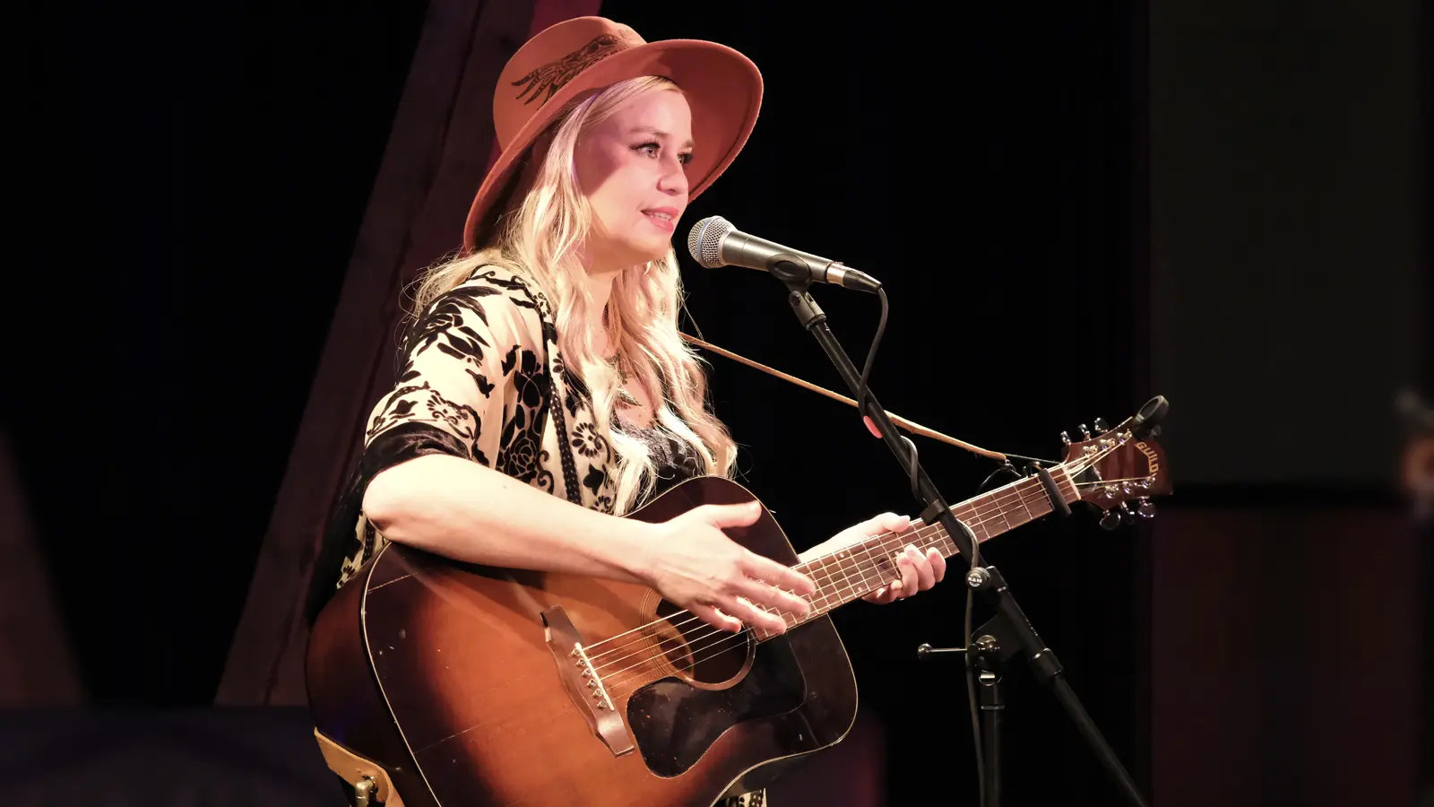 Die schwedische Sängerin Sofia Talvik bei ihrem ausverkauften Abschlusskonzert ihrer „Center of the Universe”-Tour im KuNSTHAUS WaLDSASSEN. (Bild: Jürgen Klein)