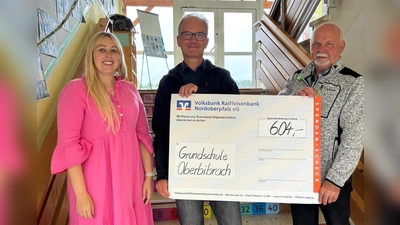 Vorsitzender Gerd Retzer (re) und Schatzmeister Alois Hofmann (Bildmitte) übergeben an Juliana Bauer den symbolischen Spendenscheck.  (Bild: Robert Dotzauer)