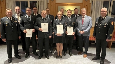 50, 40 und 25 Jahre Dienst für die Feuerwehren im Gemeindebereich Hohenburg. Dafür zeichneten Landrat Richard Reisinger (2.v.r.) und KBR Christof Strobl die Jubilare mit goldenen und silbernen Ehrenkreuzen aus. (Bild: Martina Beierl)