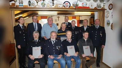 Auf 845 Mitgliedsjahre bringen es die Jubilare der Feuerwehr Löschwitz-Kaibitz: (vorne von links) Hans Wopperer, Rudolf Tauber, Ludwig Frank, Siegfried Schreyer, (hinten von links) Vorsitzende Theresa Frank, Bürgermeister Roman Schäffler, Adolf Pinzer, Josef Rauch, Kreisbrandmeister Alois Schindler, Karl Danzer, Albert Schraml und Kommandant Matthias Reger. (Bild: Sophia Miedel/exb)