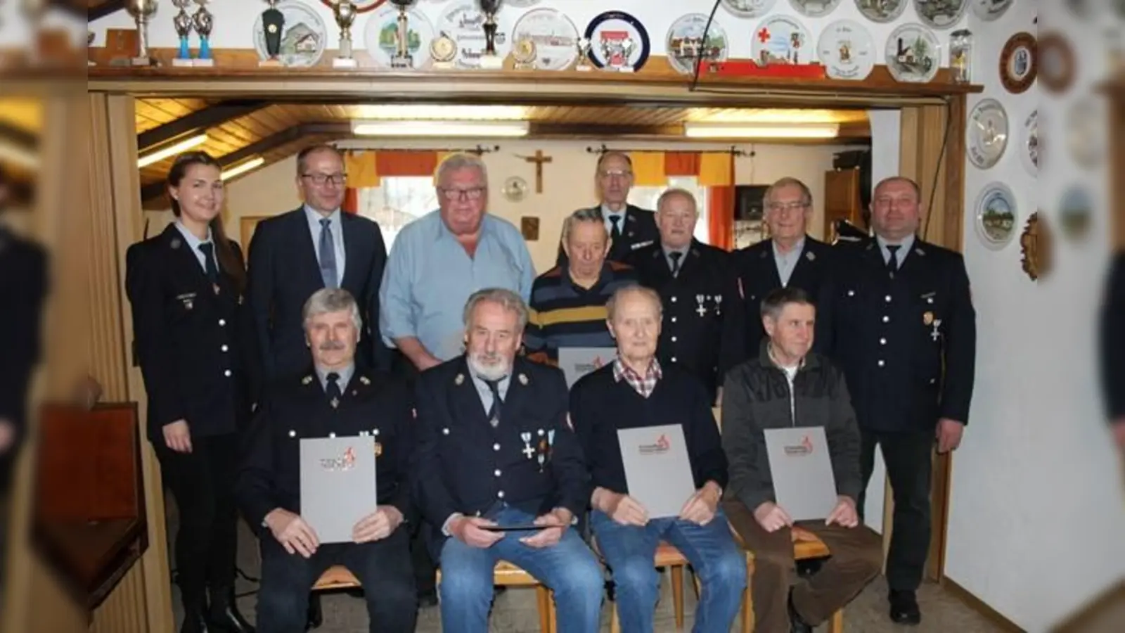 Auf 845 Mitgliedsjahre bringen es die Jubilare der Feuerwehr Löschwitz-Kaibitz: (vorne von links) Hans Wopperer, Rudolf Tauber, Ludwig Frank, Siegfried Schreyer, (hinten von links) Vorsitzende Theresa Frank, Bürgermeister Roman Schäffler, Adolf Pinzer, Josef Rauch, Kreisbrandmeister Alois Schindler, Karl Danzer, Albert Schraml und Kommandant Matthias Reger. (Bild: Sophia Miedel/exb)