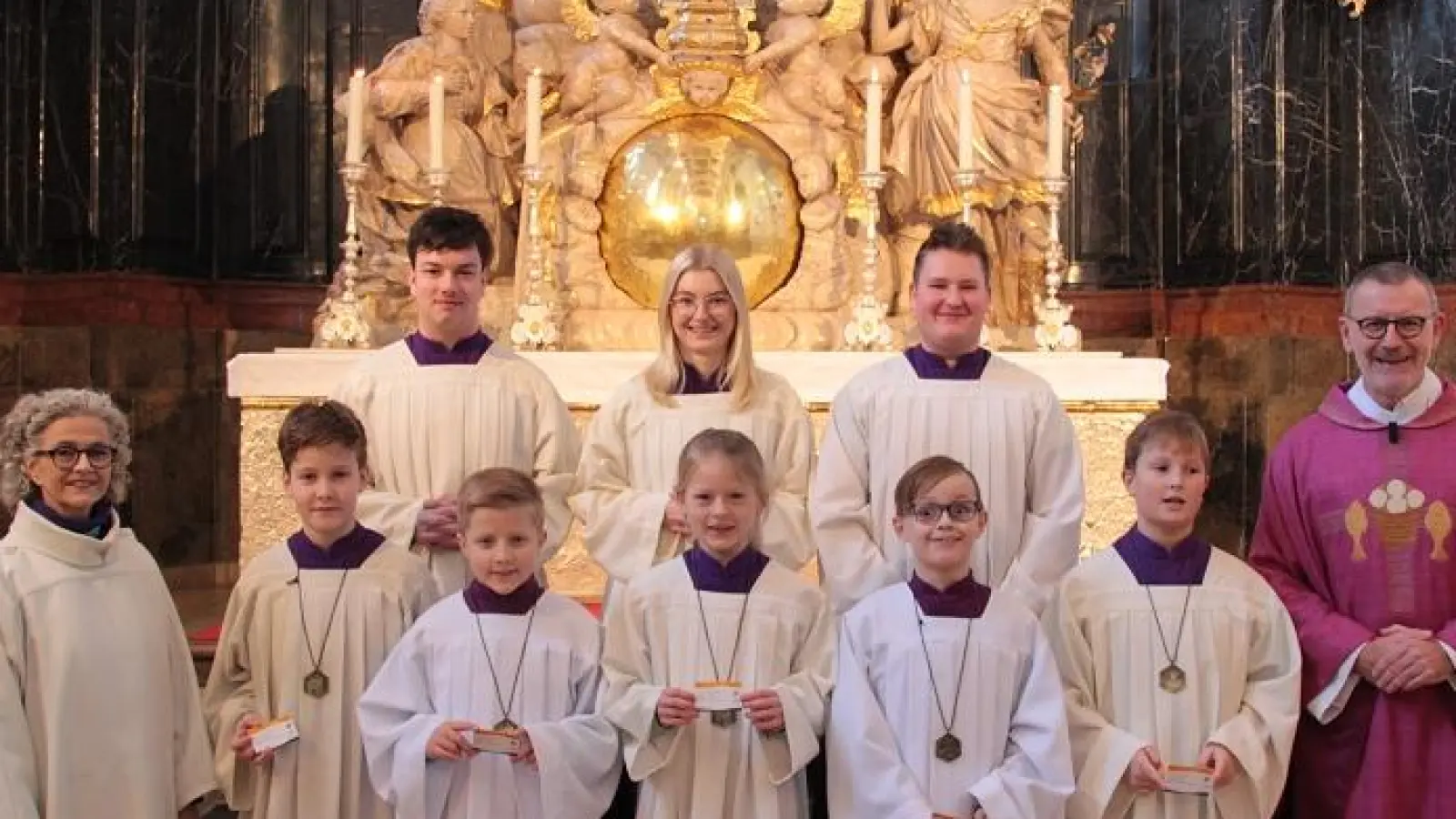 Fünf Neue wurden in der Basilika Waldsassen in die Schar der Minstrantinnen und Ministeranten aufgenommen. Von links in der unteren Reihe Gemeindereferentin Gertrud Hankl mit den Neuen – Josef Meckl, Jonas Hauer, Lotta Rosner, Jakob Trinks, Armin Katsikis und Pfarrer Dr. Thomas Vogl sowie in der hinteren Reihe (von links) die Gruppenleiter Benedikt Scharnagl, Julia Sagstetter und Oberministrant Christian Urbanek. (Bild: Monika Demmer/exb)