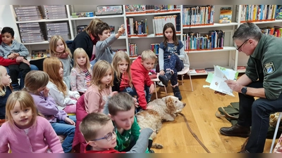 Forstamtsrat Martin Gottsche las im Rahmen des Bundesweiten Vorlesetags der Stiftung Lesen in der Stadtbibliothek Eschenbach vor. (Bild: Petra Danzer)