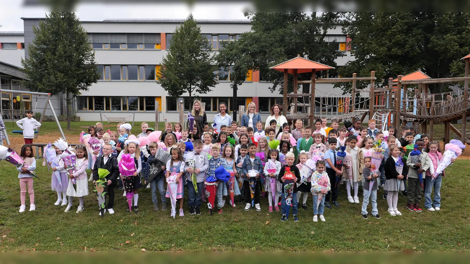 Das Erinnerungsfoto vom ersten Schultag 2024 in der Barbaraschule. (Bild: Stefan Kick)