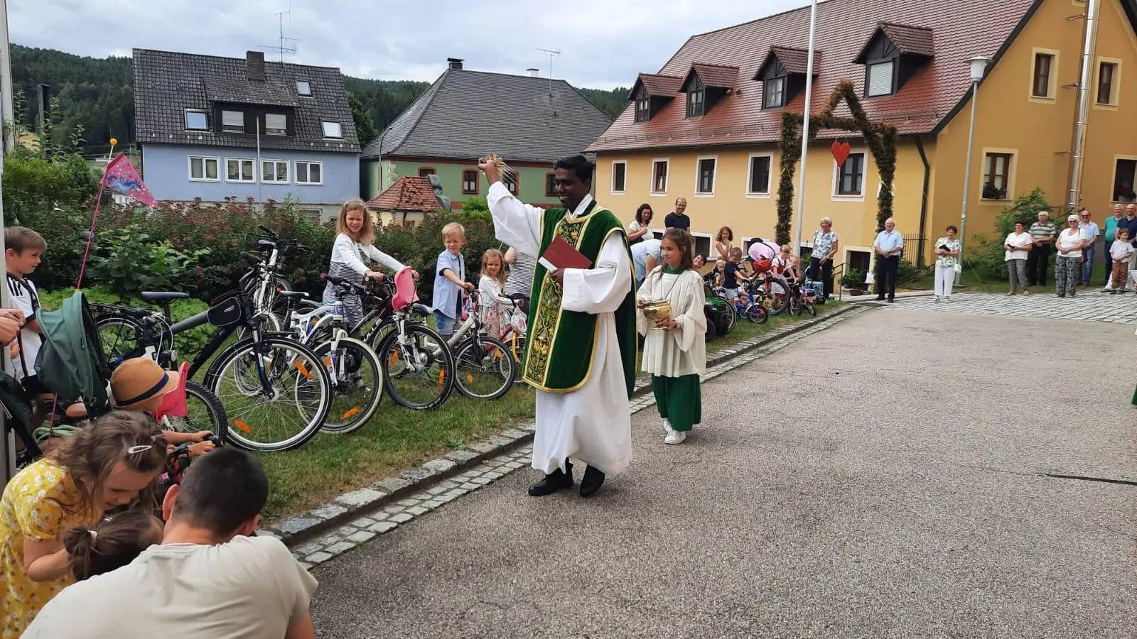 Segnung der Fahrzeuge durch Pater Savari.  (Bild: Tanja Schlehuber)