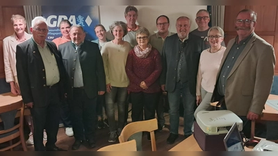 von links: Monika Breunig, Helmut Fischer, Stefanie Knopp, Uwe Friedrich, Nancy Weis, Ariane Raap, Thilo Raap, Hanna Schertl, Rainer M. Weis, Bürgermeister Anton Peter, Dr. Christof v. Wenz, Edeltraud Fischer-Graf, Andreas Otterbein. (Bild: Edeltraud Fischer-Graf)