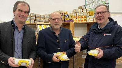 Lions-Club-Präsident Dr. Oliver Schott (Bildmitte) sowie der Vorsitzende des Lions-Hilfswerks, Flavio Herrmann (links), und der Beauftragte des Malteser Hilfswerks für die Selber Tafel, Peter Enzi (rechts), bei der Übergabe der Weihnachtsstollen. (Bild: Lions-Club Marktredwitz-Fichtelgebirge/exb)