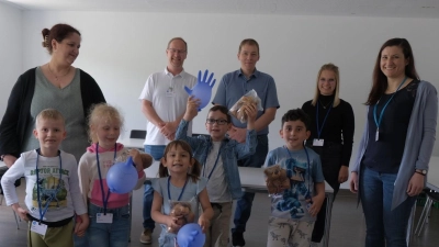 Die Kinder jubeln fröhlich in die Kamera. (Bild: Matthias Walk)