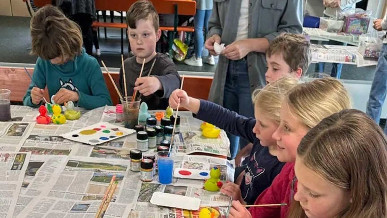 Die Kinder hatten großen Spaß beim Dekorieren der Renn-Enten. (Bild: gau)