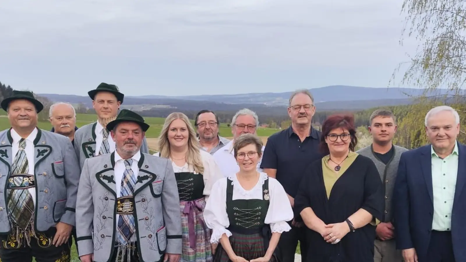 Die neue Vorstandsriege der „Goldbachtaler“ setzt sich zusammen aus Reinhold Albersdörfer, Alfred Braun, Maximilian Albersdörfer, Bernhard Stich, Katharina Ackermann, Gustav Storm, Lydia Kukla, Josef Scherm, Wolfgang Lorenz, Christine Stich und Toni Stich (von links). Ihnen gratulierte Bürgermeister Günter Kopp (rechts). (Bild: Wolfgang Schmid/exb)