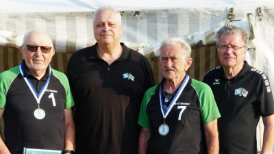 Von links: Karl Voit, Turnierleiter Günter Herbolsheimer, Hans Gilch, Bezirkssportwart Josef Pohl (Bild: Karl Voit)