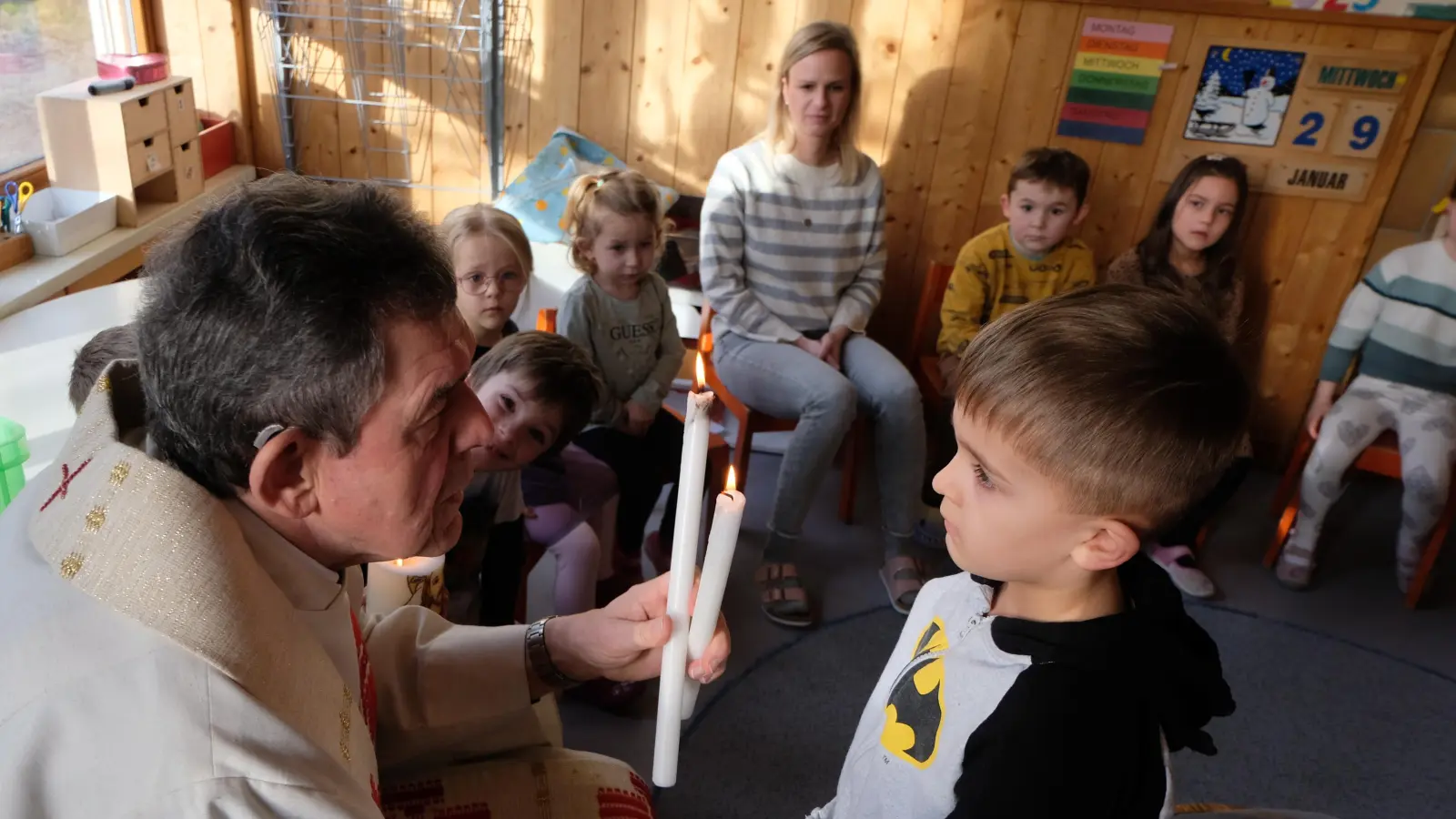 Die kleinen Christen im Kindergarten St. Johannes Maria Vianney waren voller Spannung als Pfarrer Max Früchtl den Kindern den Blasiussegen spendete. (Bild: Fred Lehner)