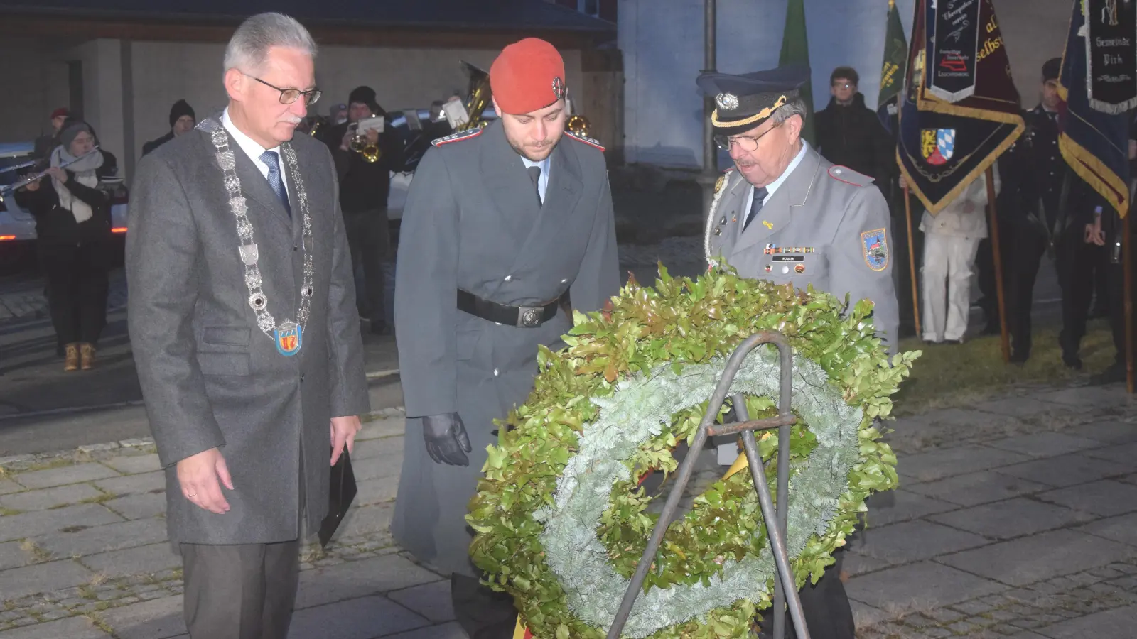 Bürgermeister Josef Hammer, Hauptmann Leon Kiesow und SK-Vorsitzender Mario Rössler (von links) legen einen Kranz am Ehrenmal nieder. (Bild: fz)