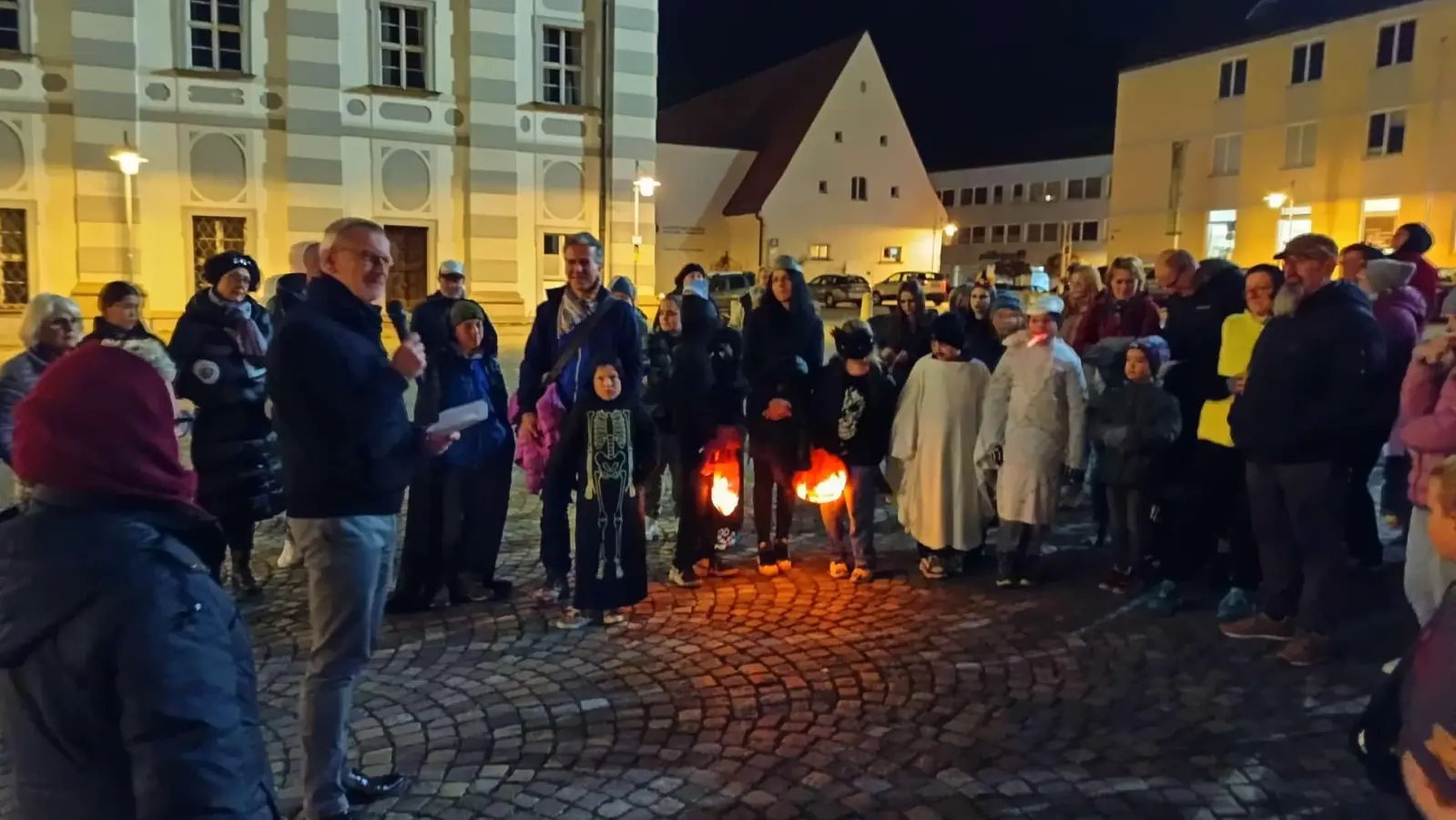 90 Personen von Kindern und Jugendlichen, deren Eltern und weiteren Erwachsenen konnte Pfarrer Thomas Vogl auf den Basilikaplatz begrüßen (Bild: Monika Mittereder)