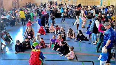 Kinderfasching in Luhe mit den Tanzgruppen des Sportvereins. Faschingsgaudi mit dem Clown Kerstin bei Tanz und Spielen. Luftballonregen über der Tanzfläche, die leichten Bälle wurden von den Kindern gerne weitergeboxt. (Bild: Reinhard Kreuzer)