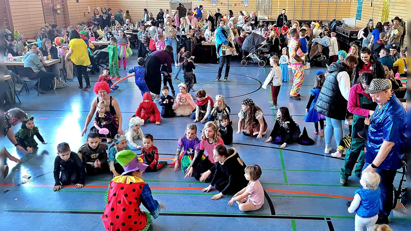 Kinderfasching in Luhe mit den Tanzgruppen des Sportvereins. Faschingsgaudi mit dem Clown Kerstin bei Tanz und Spielen. Luftballonregen über der Tanzfläche, die leichten Bälle wurden von den Kindern gerne weitergeboxt. (Bild: Reinhard Kreuzer)