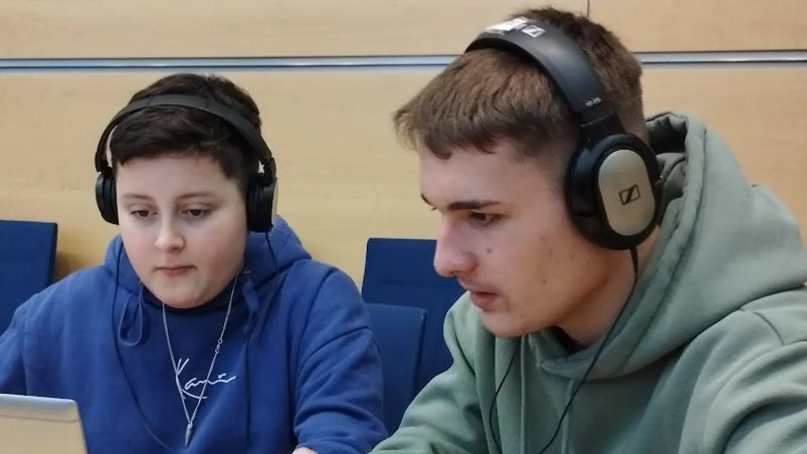 Aufnahme und Tonbearbeitung: Maxi Hänisch und Hannes Heidenblut im Technik-Team beim BR-Workshop in München (Bild: Jan Wiltsch)