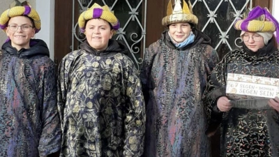 Auch in Matzersreuth brachten die Sternsinger den Segen in die Häuser. (Bild: Pfarramt Tirschenreuth/exb)