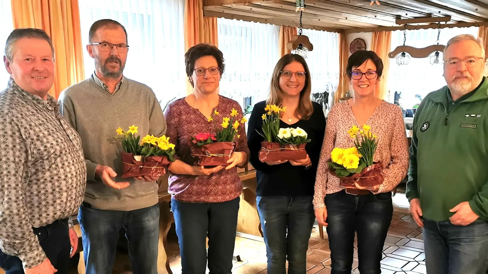 Ehrungen für langjährige Mitgliedschaft (von links): Gemeinderat Werner Englhard, Herbert Dürgner (25 Jahre), Michaela Purrer (zehn Jahre), Andrea Maderer (zehn Jahre), Kreisfachberaterin Michaela Basler und Vorsitzender Wolfgang Stowasser. (Bild: no)