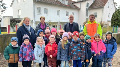 Große Freude über den Besuch von Oberbürgermeister Andreas Feller (letzte Reihe, 2. von rechts) und Franz Scharf vom Städtischen Bauhof (letzte Reihe, 1. von rechts) im Katholischen Kindergarten St. Paul. (Bild: Andreas Hofmeister)