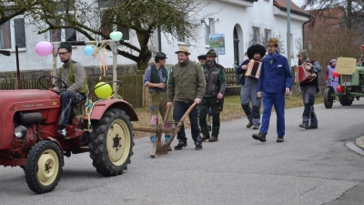 Der Faschingsverein Etzgersrieth ackerte mit viel Gaudi und Spaß die „Fosnacht“ aus. <br> (Bild: gi)