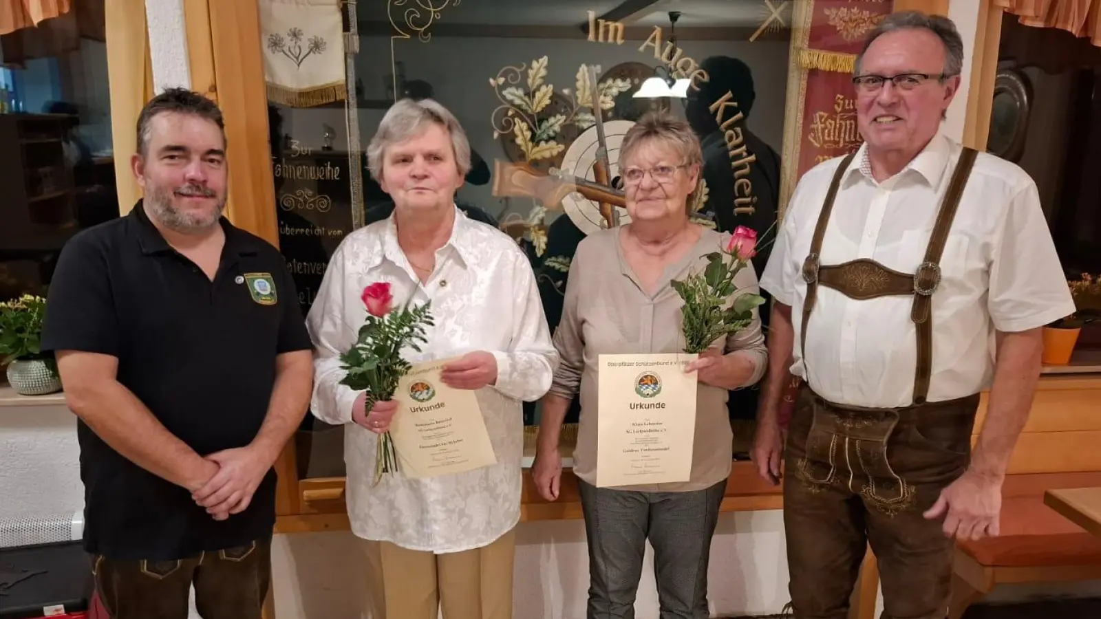 Von links: 2. SM Alexander Pfaff, die Ausgezeichneten Rosemarie Behrend (50 Jahre) und Klara Lehmeier, (Goldene Ehrennadel) sowie 1. SM Eduard Lehmeier. (Bild: Michael Winklmeier)