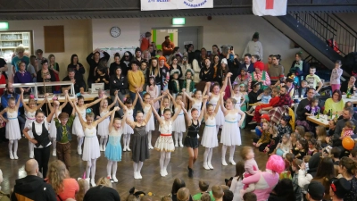 Höhepunkte beim Kinderfasching des BRK in Waldsassen waren die Auftritte der Bauchtanzgruppen des Turnverein Waldsassen sowie der Garde des TuS Mitterteich. (Bild: exb)