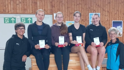 Die Vorsitzende Doris Reiß (rechts) und die Oberturnwartin Uta Habedank (links) freuen sich sehr über das Engagement der frischgebackenen Trainer-Assistentinnen Rica Zitzlmann, Hanna Louisa Lippert, Lina Wolf und Leni Fischer (sitzend von links). (Bild: Sigi Gennari)