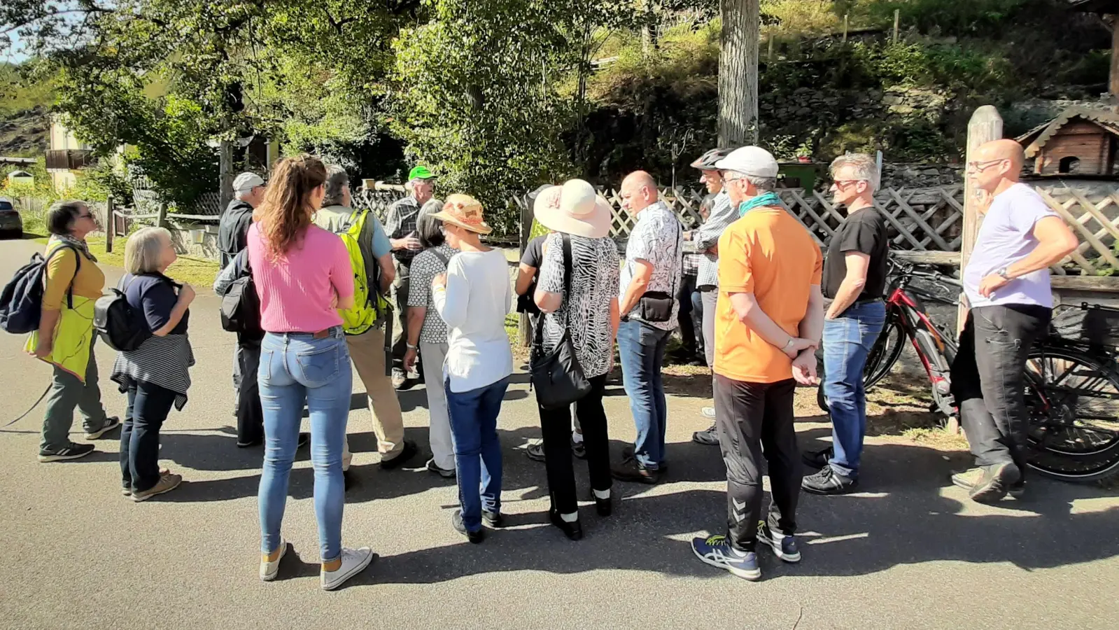 18 Teilnehmer:innen und ein Dackel folgen Herrn Kimmerl gespannt durchs Pfreimdtal bei Stein.<br> (Bild: Nathalie Ingerl)