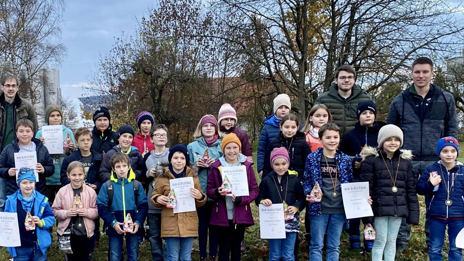 Das Bild zeigt die erfolgreichen Teilnehmer beim Lichtgewehr- und Blasrohrschießen mit den Gaujugendleitern Andreas Wilhelm, Marc Zenger und Stefan Gradl (hinten von links).  (Bild: Gaujugendleitung Nabburg/exb)