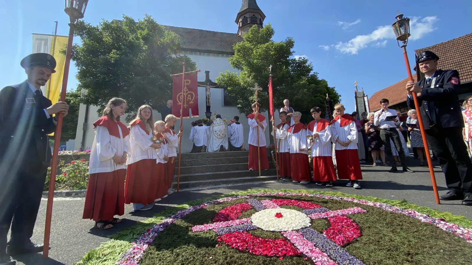 Die Fronleichnamsprozession zog zur Jakobikrche, wo die Anwohner einen Altar aufgebaut und einen Blumenteppich gelegt hatten. (Bild: Johanna Köbler)