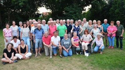 Beste Stimmung herrschte bei der offenen Singstunde am Gemeinschaftshaus bei den Mitgliedern von Männerchor, Kirchenchor und den Hahnbacher Jagdhornbläsern. (Bild: Fritz Dietl)