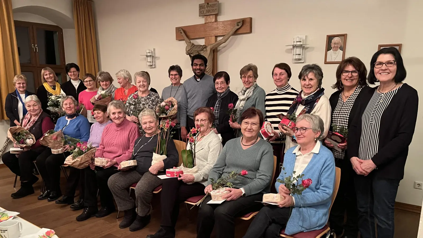 Pater Joseph, Bezirksvorsitzende Maria Müller (links) sowie das Vorstandsteam Cornelia Reis (2. von links stehend) und Maria Arbter (rechts) mit den geehrten Mitgliedern (Bild: Irmi Fenzl)