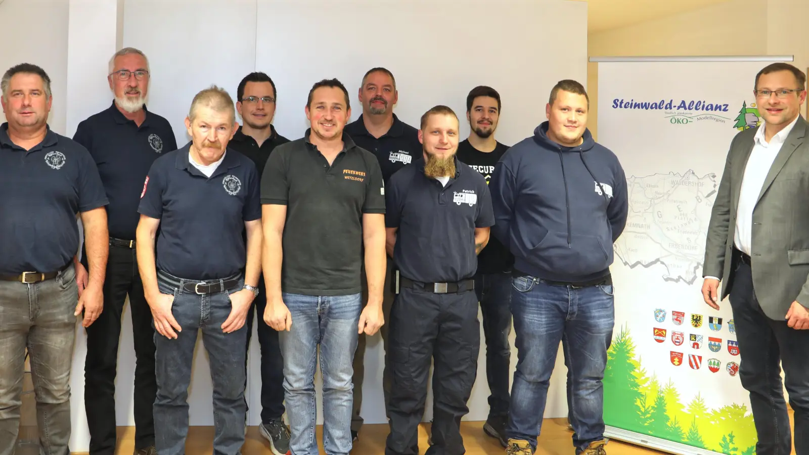 Geschäftsführer Martin Schmid (rechts) mit den Vertretern der Feuerwehren Krummennaab, Röthenbach und Wetzldorf. (Bild: njn)