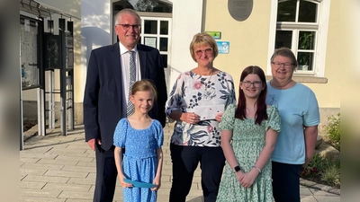 Bürgermeister Richard Tischler, Eva Lotter, Brigitte Hammer und Luisa Windhager und Organisatorin Johanna Pösl sind von links nach rechts zu sehen.  (Bild: Johanna Mertins)