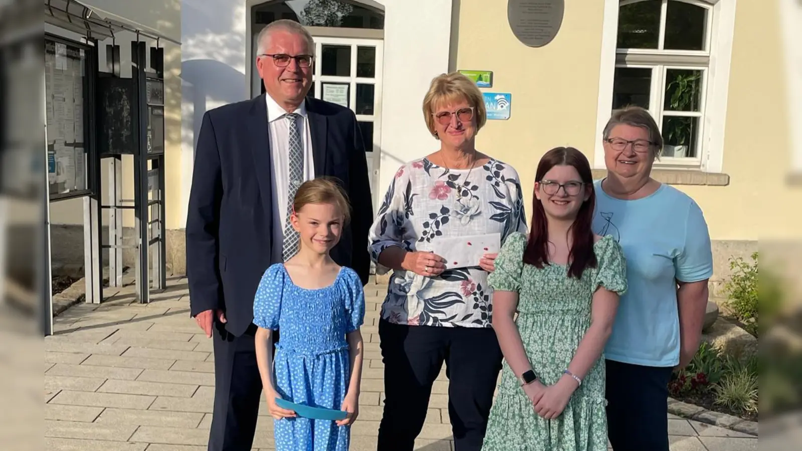 Bürgermeister Richard Tischler, Eva Lotter, Brigitte Hammer und Luisa Windhager und Organisatorin Johanna Pösl sind von links nach rechts zu sehen.  (Bild: Johanna Mertins)