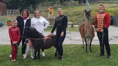 Auf dem Bild zu sehen sind die Artisten des Circus „Renado”, sowie Einrichtungs- und Pflegedienstleitung Marita Haberkorn und Stefanie Gicklhorn, stellvertretende Pflegdienstleitung.  (Bild: Marita Haberkorn)