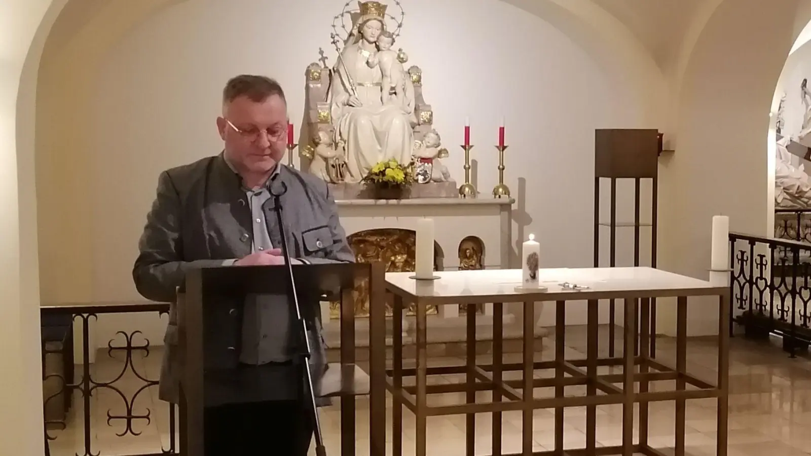 Zentralpräses Markus Brunner beim Gebetsgedenken an der Grablege von Pater Rupert Mayer in der Bürgersaalunterkirche. <br> (Bild: Koller/exb)