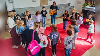 Zum Abschluss des School´s Out Brunch gab es für die Teilnehmenden einen Feriensegen zum Start in die Ferien. (Bild: Ann-Kathrin Förderreuther)