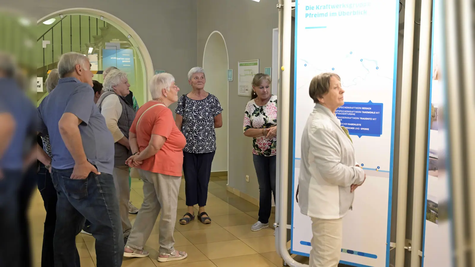 AWO Besuchergruppe im Pumpwerk Reisach, mit Werksführerin Frau Braun (Bild: Michael Welnhofer)