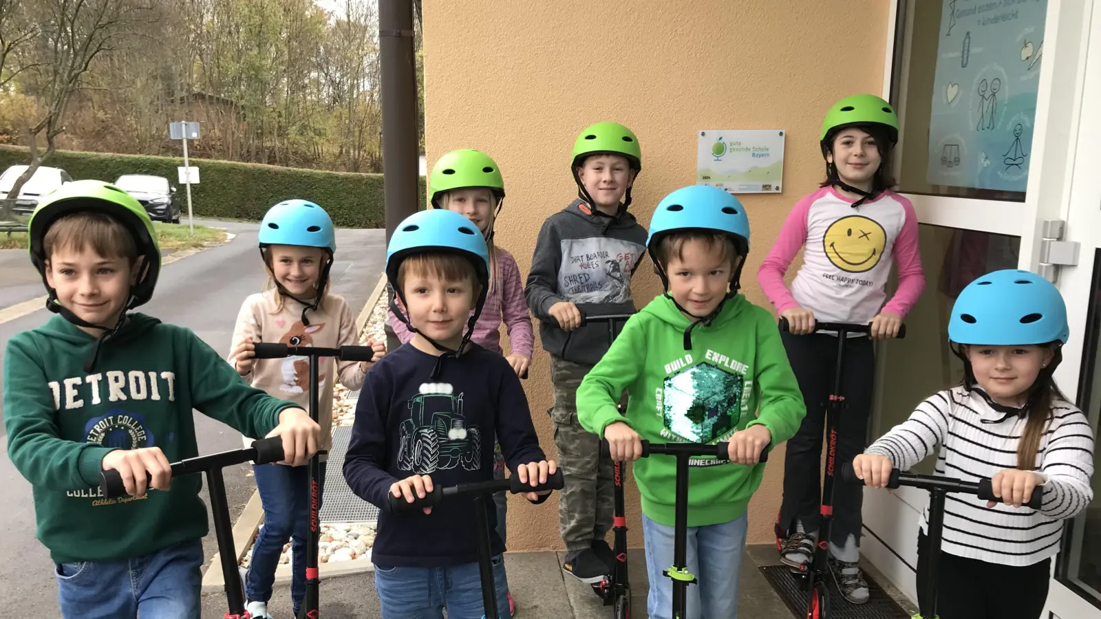 Die Kinder der Grundschule Bad Neualbenreuth freuen sich über die neuen Roller und Helme. (Bild: Alexandra Hecht)