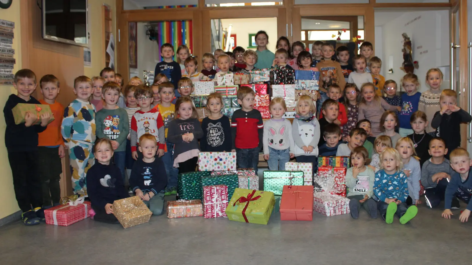 Über 80 Päckchen haben die Mädchen und Buben des St.-Elisabeth-Kindergartens für die Bewohnerinnen und Bewohner des BRK-Seniorenheims zusammengepackt.  (Bild: Kindergarten St. Elisabeth Erbendorf/exb)