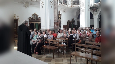 Pater Korbinian erklärt in Andechs die Kirche. (Bild: Roland Klein)