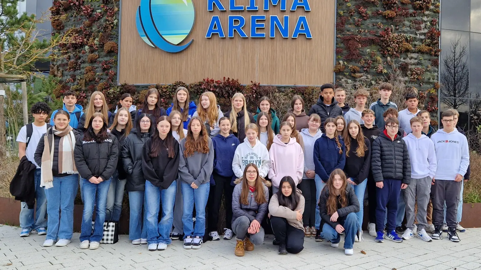 Die Klassen 0c und 9d mit ihren Lehrkräften Andrea Bauernschmitt, Tatjana Walter und Christian Frischholz vor der Klima Arena in Sinsheim (Bild: Tatjana Walter)