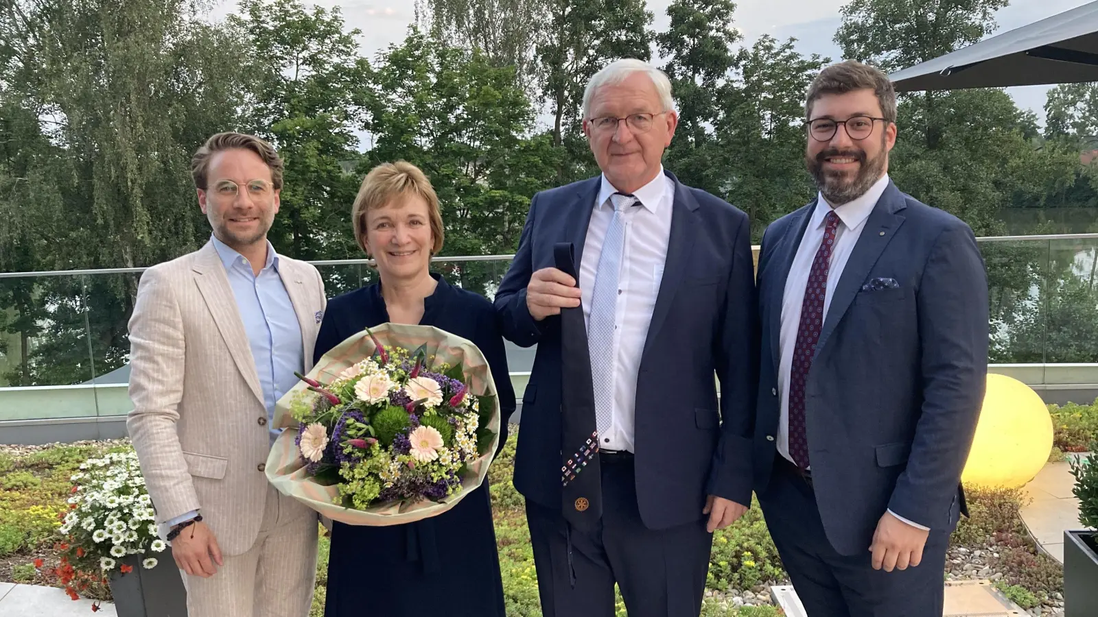 (v.l.n.r.): Freuen sich auf ein aktives rotarisches Jahr: Severin Hirmer, Prof. Dr. Christiane Hellbach, Prof. Dr. Karl-Heinz Dietl, Maximilian Wies (Bild: Florian Rieder)