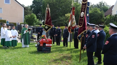 Pfarrer Eduard Kroher segnet die neue Tragkraftspritze der Feuerwehr Aschach. (Bild: sche)